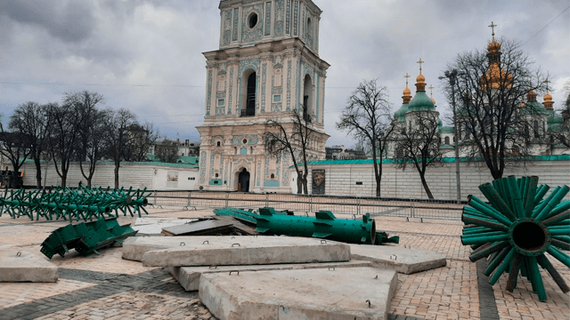 Искусственная 31-метровая красавица: в Киеве устанавливают главную елку Фото 1 У столиці почали монтувати головну ялинку Фото 1