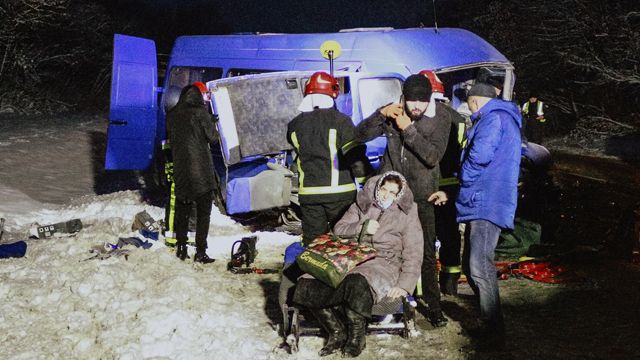 Виносили з маршрутки по одному: з’явилося відео з місця ДТП під Тернополем