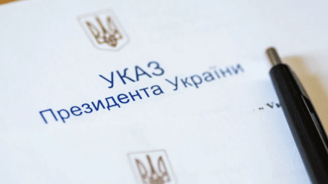 Тысяча за вакцинацию: Зеленский подписал закон