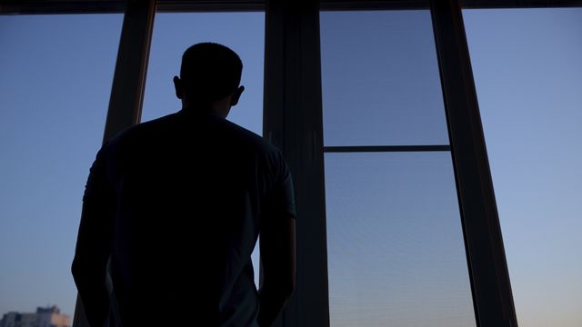 У Києві чоловік на очах родини вистрибнув з вікна багатоповерхівки, його врятували