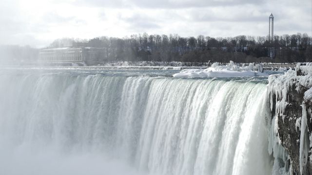 Авто зависло у края: в США спасатели достали тело женщины из Ниагарского водопада