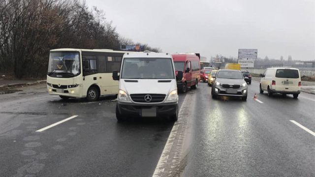 Зіткнулися три автобуси: неподалік Борисполя сталася масштабна аварія