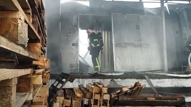 Чорний дим з вогнем: у Хмельницькому сталася масштабна пожежа