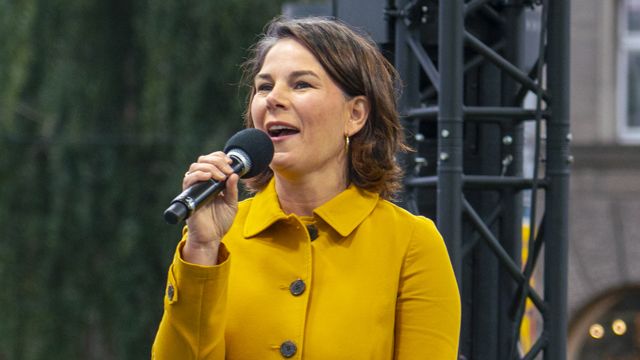 Бербок должна расчистить путь для поставок оружия в Украину