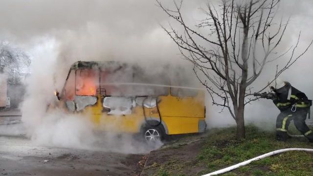 Пожежа у Конотопі: подробиці загорання мікроавтобусу на Сумщині