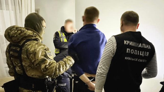 Під Києвом чоловік стріляв по людях Під Києвом чоловік стріляв по людях