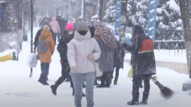 Сніг, затори та штормове попередження: Україну накрила негода