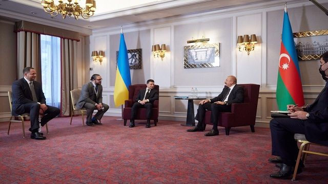 Зеленский попросил Алиева помощи в освобождении украинских пленников