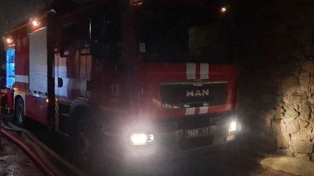 Валив дим з даху: у Києві в житловому будинку сталася пожежа Фото 1 Пожежа у Києві: подробиці пожежі у Святошинському районі Фото 1