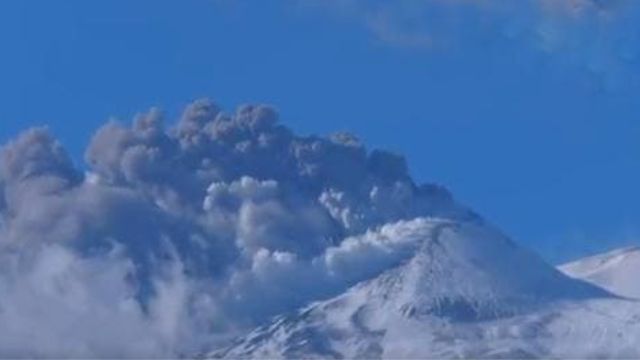 На Сицилії вулкан Етна випустив багатокілометровий стовп попелу