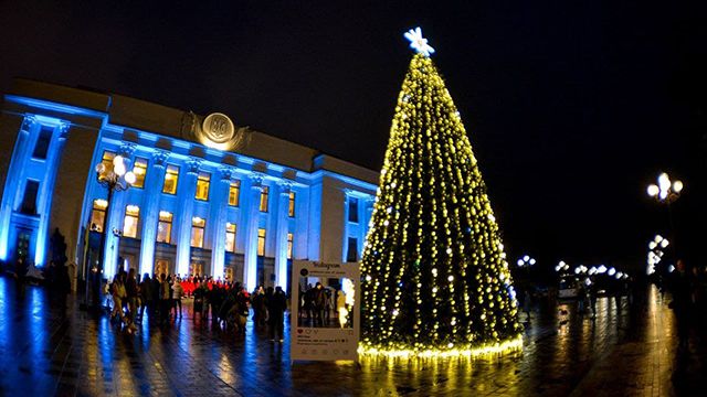 Ялинка біля ВР