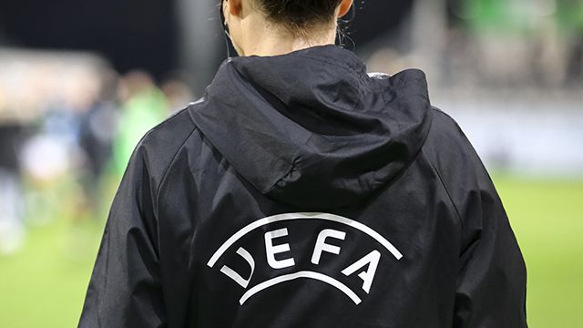 арбітр у куртці з лого УЄФА