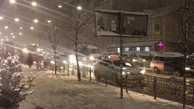 Снегопад в Киеве: город сковали пробки