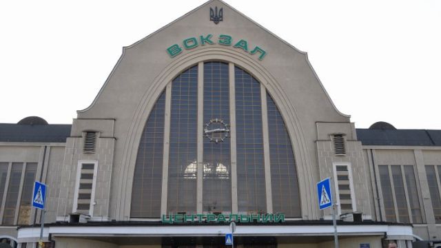 Взрыв на ЖД вокзале в Киеве: ракета попала в теплотрассу между Южным вокзалом и отелем Ibis