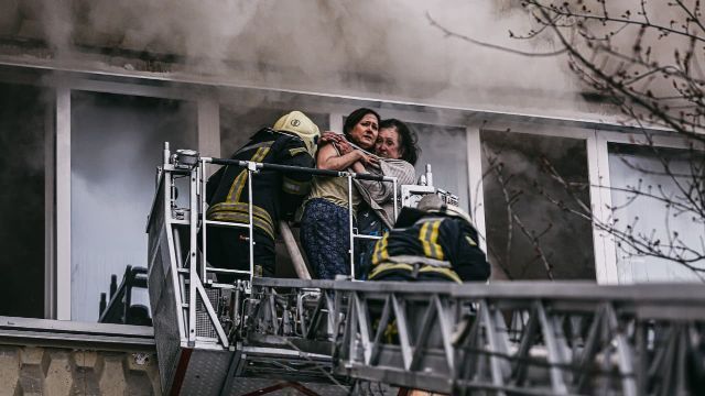 Пожежа у Києві: вогонь спалахнув у квартирі, дві жінки намагалися ...