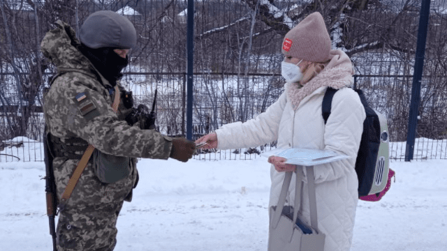 Перед рождественскими праздниками КПВВ на Донбассе пересекли почти 14 тыс. человек