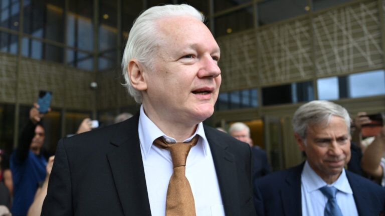 Джуліан Ассанж – біографія та що відомо про справу засновника WikiLeaks