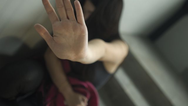 Цькували та били: на Чернігівщині підлітки знущалися над дівчиною та знімали це на відео
