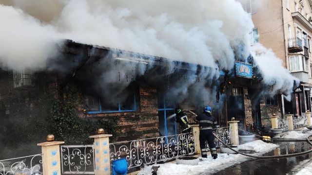 З вікон валило полум’я та сильний дим: у Кривому Розі у ресторані сталася пожежа Фото 1 Пожежа у Кривому Розі: подробиці пожежі Фото 1