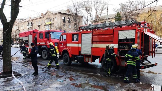 З вікон валило полум’я та сильний дим: у Кривому Розі у ресторані сталася пожежа Фото 2 Пожежа у Кривому Розі: подробиці пожежі Фото 2