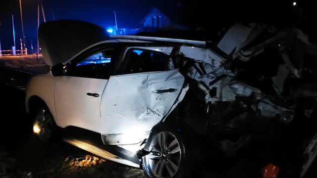 Авто застряло на железнодорожных путях: в Польше женщина чудом выжила в ДТП