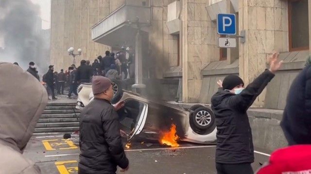 Назарбаєв з родиною виїхав з країни: шостий день мітингів у Казахстані