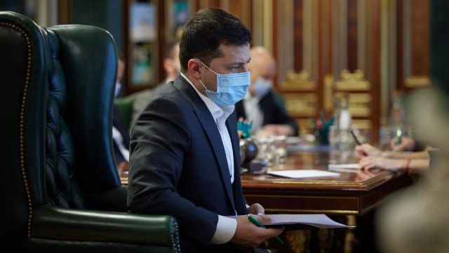 Тисяча за вакцинацію підлітків: Зеленський доручив Кабміну розробити програму виплат