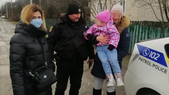 Свекровь держала под замком: в Житомирской области женщине вернули двухлетнюю дочь