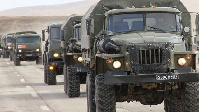 Армии РФ не хватит грузовиков при вторжении в Украину — эксперт