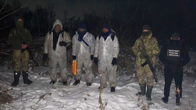 Маскувалися у медичних костюмах: на кордоні з Румунією ДПСУ затримала трьох єгиптян