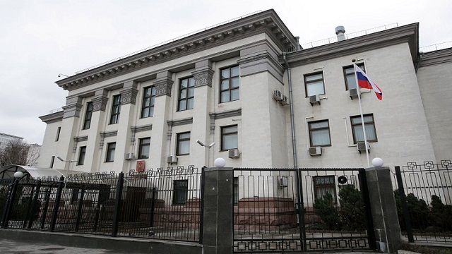 Над посольством РФ у Києві спустили триколор – ВІДЕО