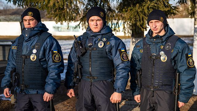 Не хотів вилазити: в Івано-Франківську з ополонки дістали п’яного чоловіка Фото 1 Не хотів вилазити: в Івано-Франківську з ополонки дістали п’яного чоловіка Фото 1