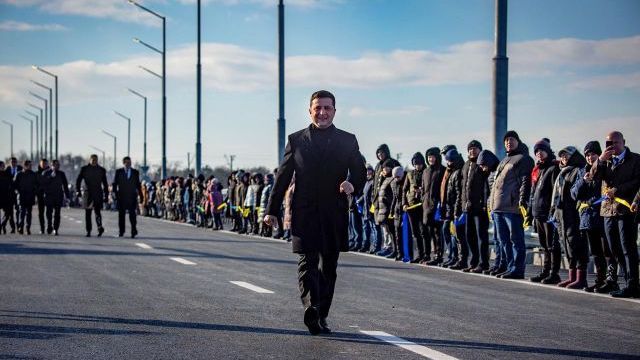 Велике будівництво перетворило вантовий міст у Запоріжжі на символ єднання – Зеленський