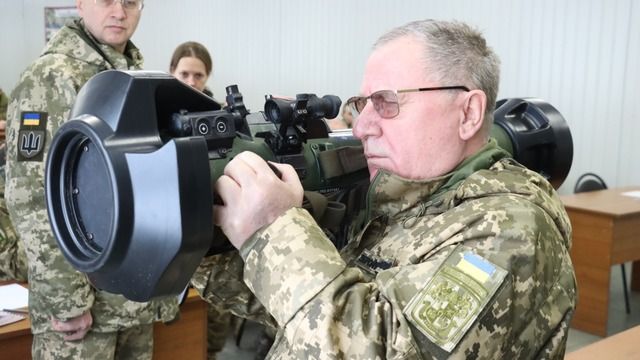 Військові вчаться використати нове озброєння, передане Британією