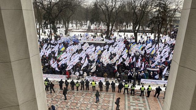 Під Радою протестують ФОПи: рух на Грушевського перекрили Фото 4 Під Радою знову протестують ФОПи Фото 4