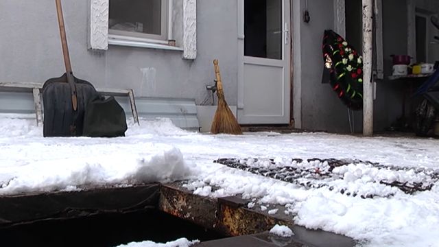 Труп нашли в выгребной яме: на Запорожье мужчины убили товарища строительным степлером