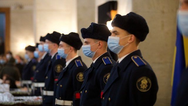 В Днепре прощаются с пятью погибшими нацгвардейцами Фото 1 У Дніпрі пройшла панахида за п'ятьма загиблими нацгвардійцями Фото 1