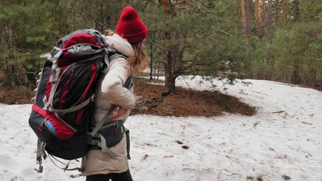 укриття_надзвичайна ситуація_рюкзак_тривожна валіза_евакуація_туристка_ліс_зима