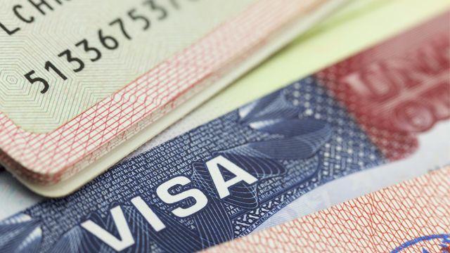 Выезд мужчин, имеющих рабочую визу страны ЕС: могут ли они покинуть Украину