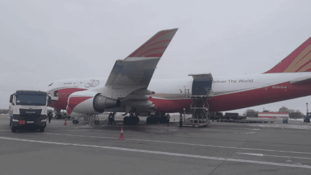 літак з боєприпасами від США