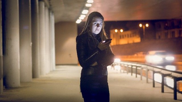 Дівчина на вулиці вночі_страх_дівчина_небезпека_дівчина з телефоном