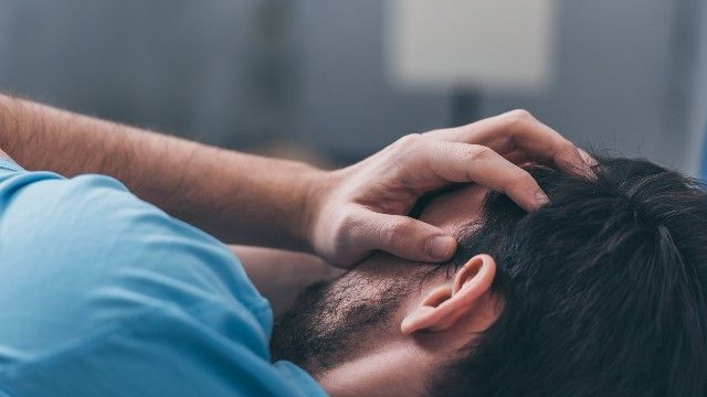 чоловік_страх_переляк_чоловік закрив обличчя руками