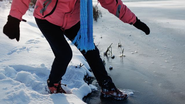 Тело искали два часа: в Кривом Роге девочки провалились под лед, одна из них погибла