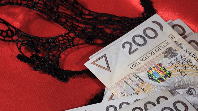 Пригласил на свидание: на Тернопольщине мужчина украл из бюстгалтера женщины 3 тыс. злотых