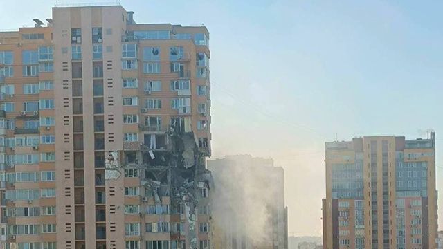 В Киеве ракета оккупантов попала в многоэтажку: есть значительные разрушения