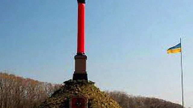 Под Крутами военные РФ обстреляли мемориал и делали фото “на память” — ВСУ их уничтожили