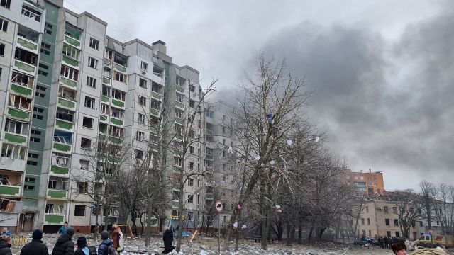 Российские войска нанесли ракетные удары по Чернигову: жилые дома повреждены Фото 1 Вибух будинку в Чернігові: окупанти завдали ракетні удари по житлових будинках Фото 1