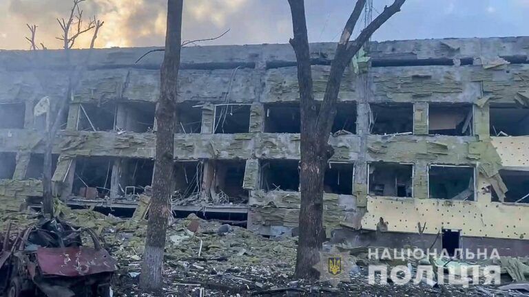 В Мариуполе русские разбомбили роддом 2 и детскую больницу — видео подробности