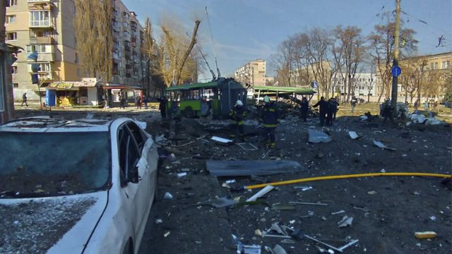 В Киеве на Куреневке упали обломки сбитой ракеты – пострадали люди