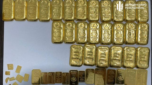 ДБР передало на потреби армії один млн доларів США, вилучених при спробі вивезення їх за кордон